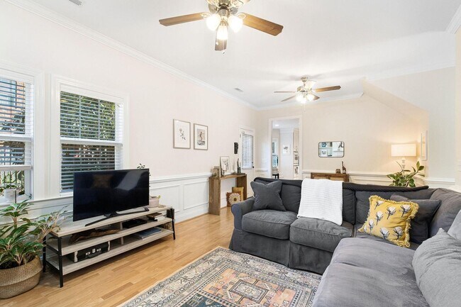 Foto del edificio - Gorgeous three bedroom single family home in Mount Pleasant