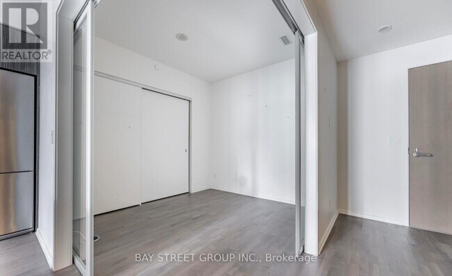 Photo du bâtiment - 1 Bloor St E