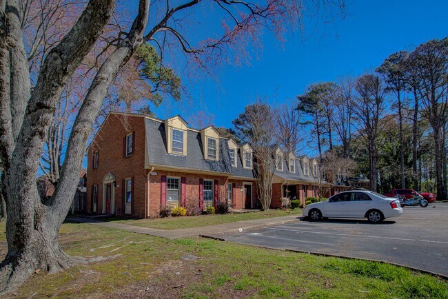 Building Photo - Renovated 3 Bedroom, 2 1/2 Bath Townhome i...