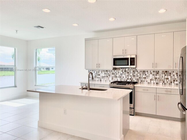Foto del edificio - 13582 SW Oceanus Blvd