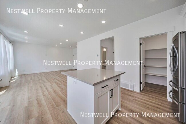 Building Photo - 679 Eastcrest Ave