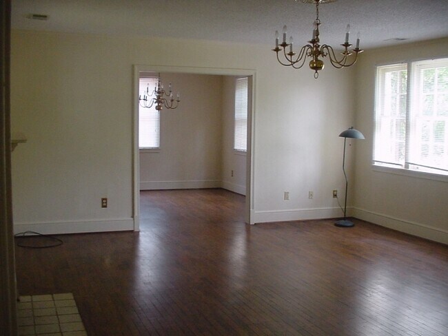 Foto del edificio - 2 Bedroom House off of Ogelthorpe Avenue