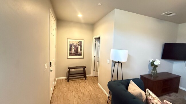 Foto del edificio - Fully Furnished Short or Long Term Modern Home