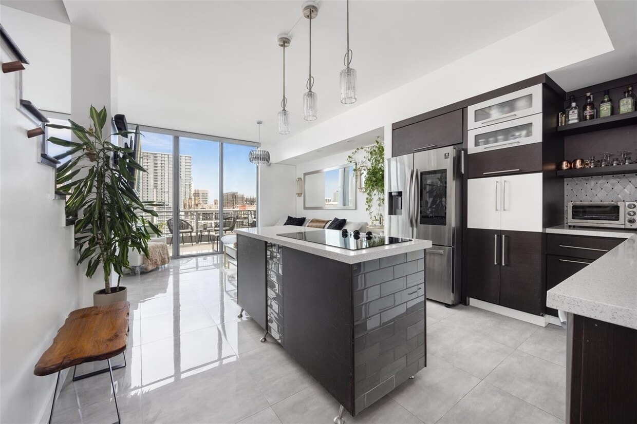 Foto principal - 690 SW 1st Ct