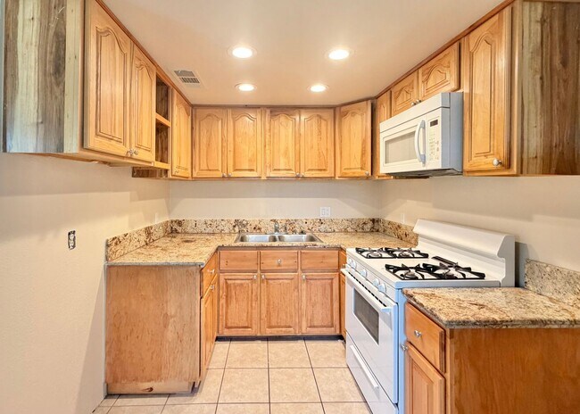 Foto del edificio - AVAILABLE NOW!! 2 Bedroom 1 Bathroom apartment in Palm Springs!
