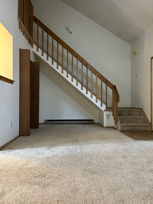 Building Photo - 1 Bedroom 1 Bath Townhome With Detached Garage