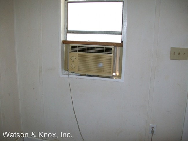 Building Photo - 1 br, 1 bath House - 601-B Pine Lane Drive