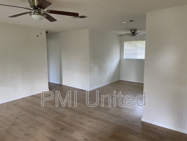 Foto del edificio - 218 E 7th St