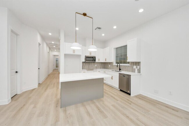 Building Photo - 5137 Pederson St