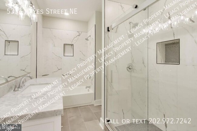 Building Photo - 5333 Hayes St NE