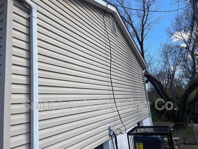 Building Photo - 5186 Ville Camelia Ln
