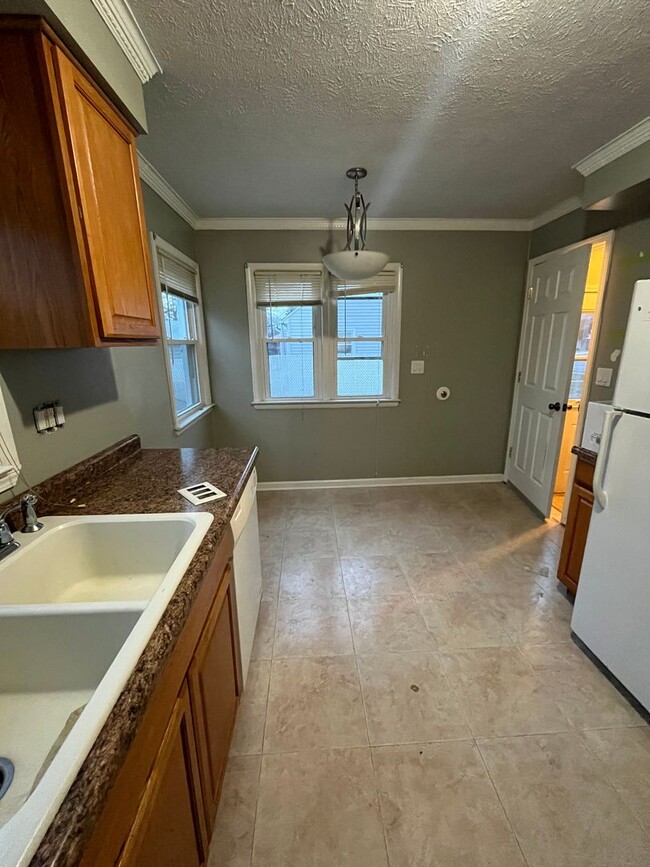 Building Photo - 3 bedroom 2 bath home in Rolling Green nei...