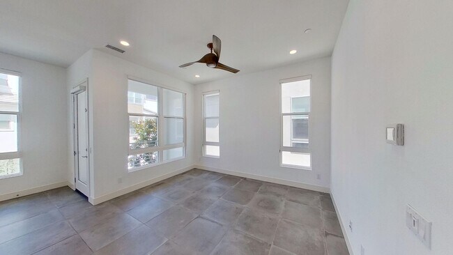 Foto del edificio - Lovely 3 Bedroom, 3 Bathroom Home Just 2 M...