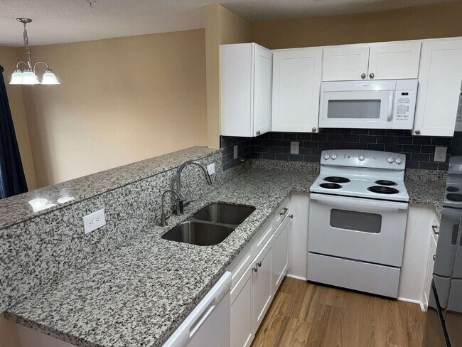 Foto del edificio - "Charming 3-Bedroom Townhouse in Crestview with Granite Countertops & 2.5 Baths!"