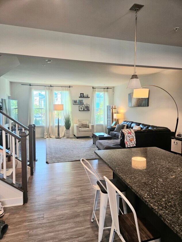 Primary Photo - Elegant 4Bd/3.5Bth TH in Westchester Squar...