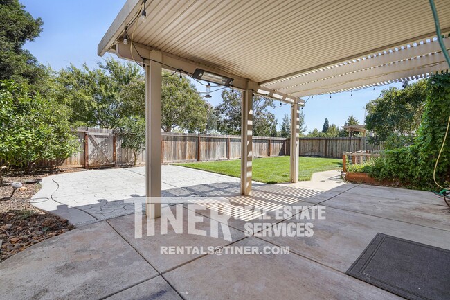 Building Photo - Stunning 3 Bedroom Mather Home