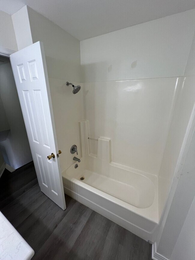 Foto del edificio - Nice 2 bedroom townhouse ready to go with covered parking!