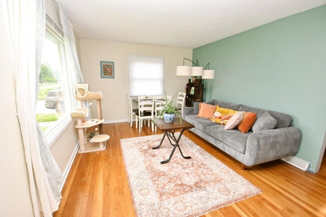 Building Photo - Fully furnished home, 3 bedroom 2 full baths