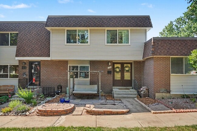 Modern 3-Bedroom Townhome Featuring an Updated Kitchen and Spacious Primary Suite - Modern 3-Bedroom Townhome Featuring an Updated Kitchen and Spacious Primary Suite