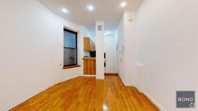 Building Photo - 214 E 10th St