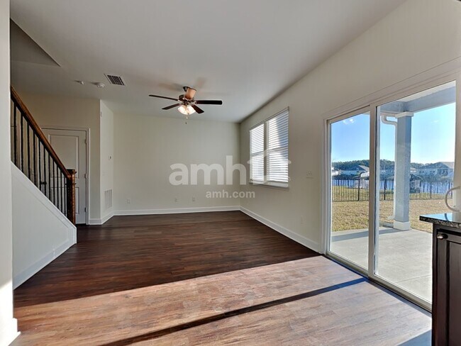 Foto del edificio - 975 Tan Tara Trl