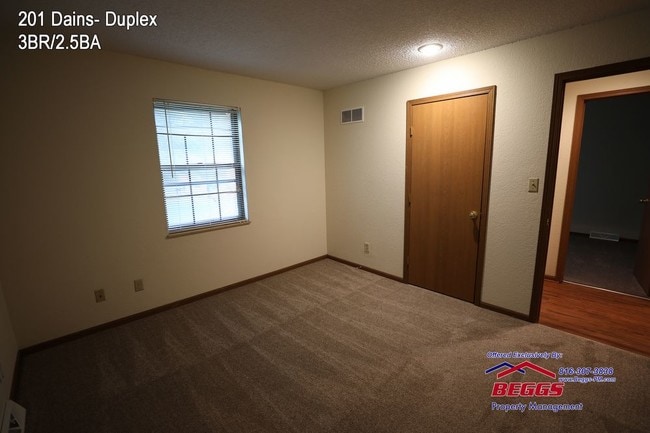 Building Photo - Liberty- Duplex- 3BR / 2.5BA