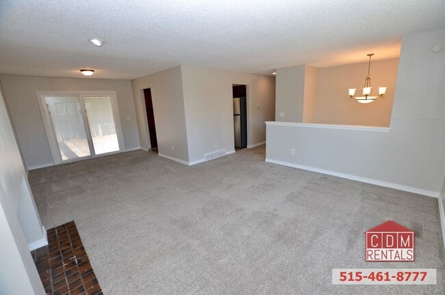 Building Photo - Wonderful Urbandale Home