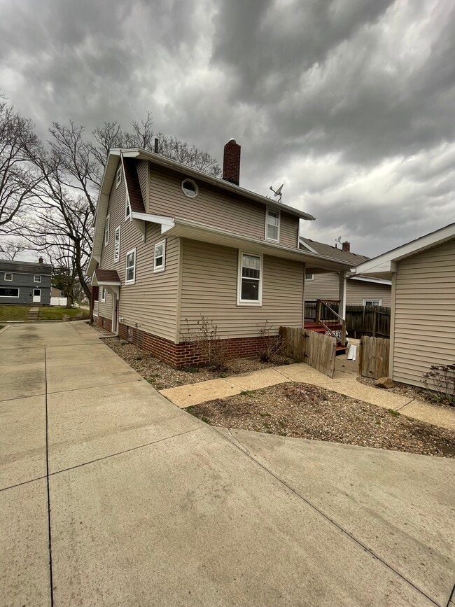 Building Photo - 224 Woodside Ave NE