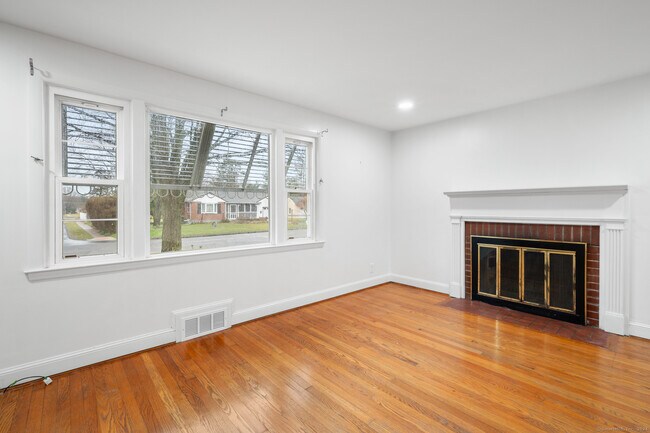 Foto del edificio - 36 Davis Rd