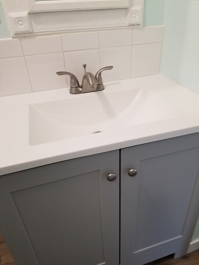 Main floor bath - 170 N Harrison Blvd Main