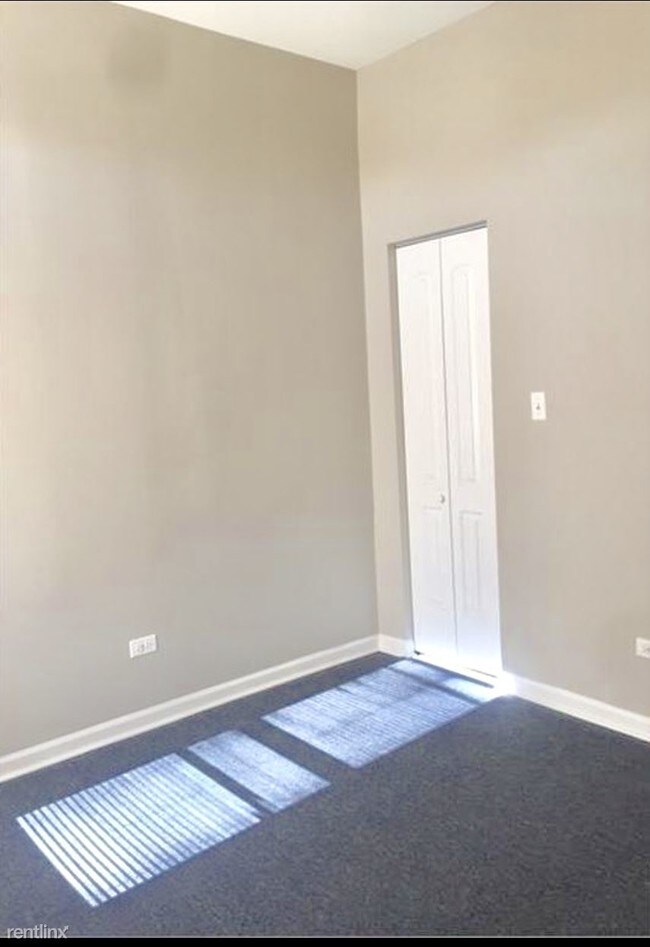Building Photo - 4 br, 1 bath Apartment - 4400 W Jackson Blvd
