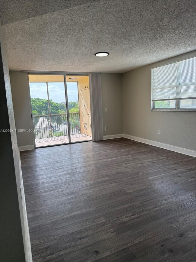 Foto del edificio - 8323 Lake Dr