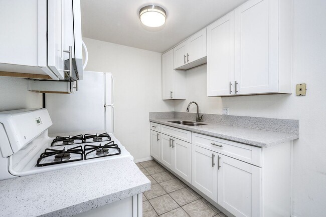 Foto del edificio - Lakeside Upstairs First Month FREE 1 Bd / 1 ba w/ In Unit  Laundry, Parking, + Water/Trash Included