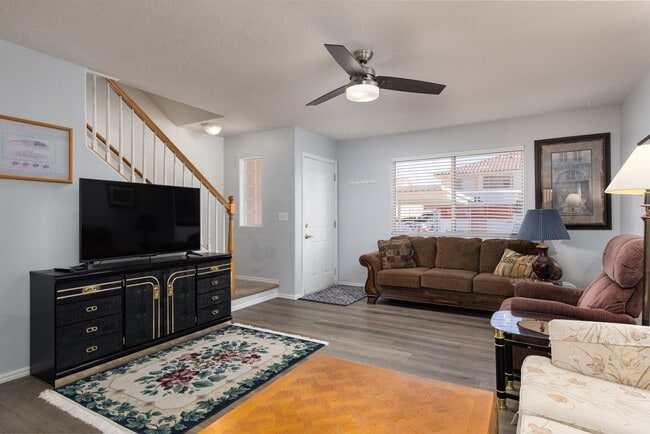 Building Photo - Scenic View Community two-story townhouse ...