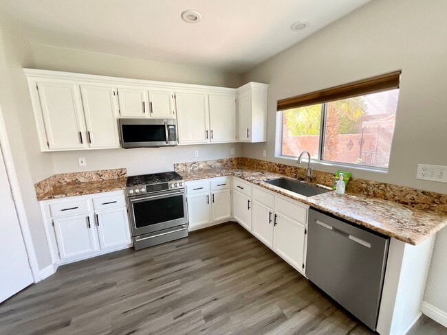 Foto del edificio - Southwest Beautiful and spacious 2 story house near Blue Diamond and I-15. Home has hard flooring...