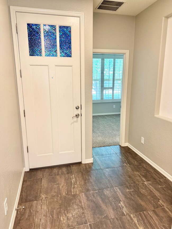 Building Photo - Beautiful 4 Bedroom Single Level Home Loca...