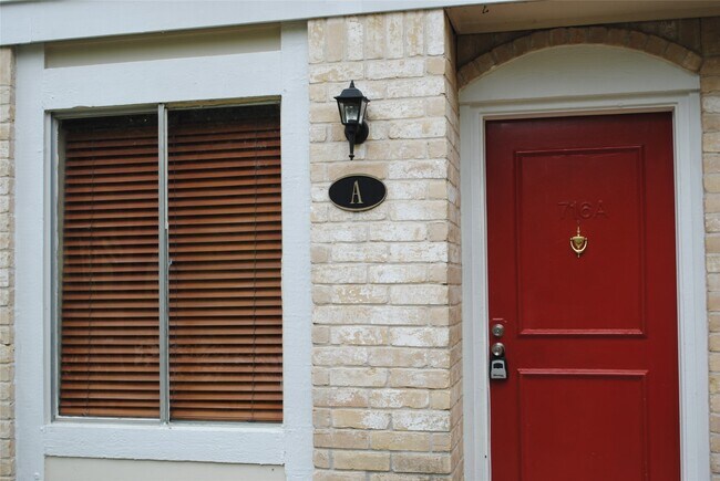 Foto del edificio - 716 Memorial Mews St