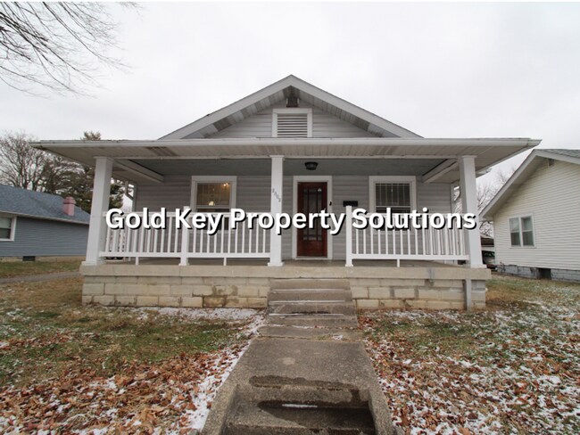 Foto del edificio - Attractive 2 BR 1 BA House with 2-Car Garage and Covered Porch (NO SECTION 8)