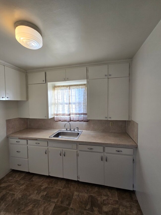 Building Photo - Cozy Single Level 2 Bed, 1 Bath Home close...