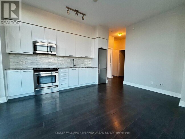 Building Photo - 9471 Yonge St