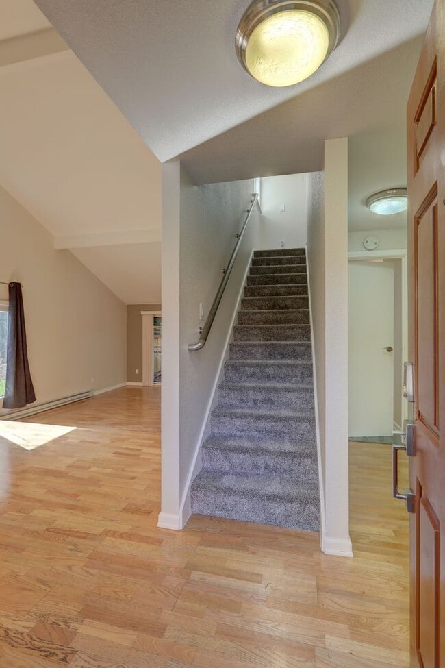 Building Photo - Amazing Bridle Trails 3BR 1.75BA Townhome ...