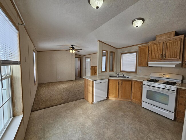 Building Photo - 6 Evergreen Ln