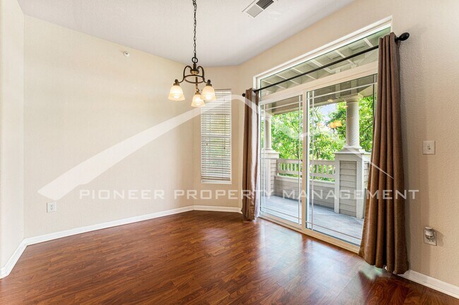 Foto del edificio - Charming condo with Central AC and 1 Car Garage