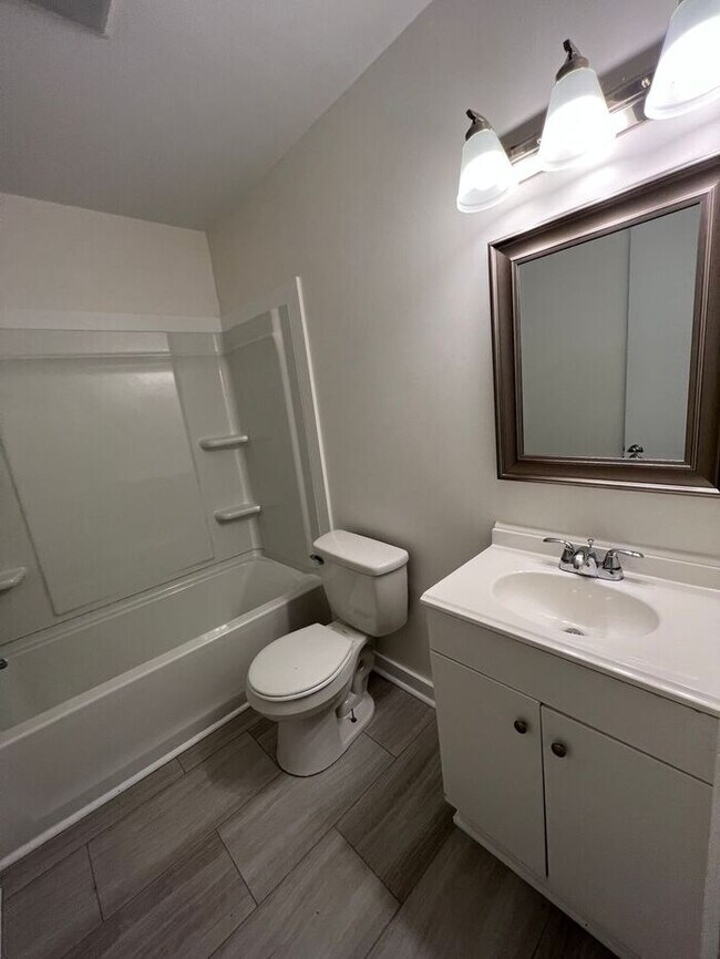Building Photo - Newly Remodeled 2 Bed, 1 Bath Single Story...
