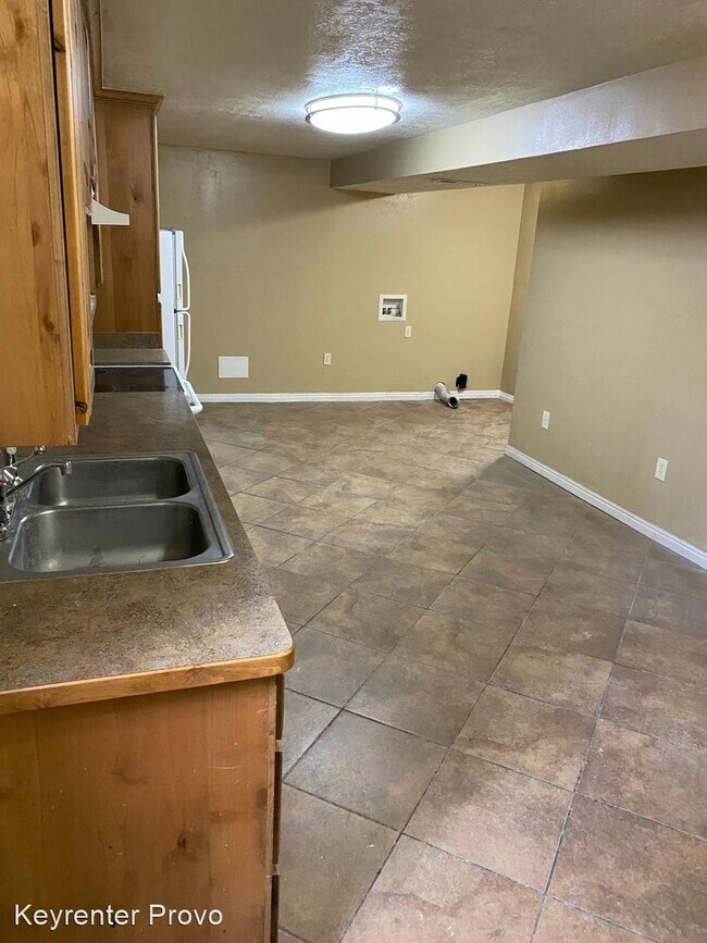 Building Photo - 385 S 400 E