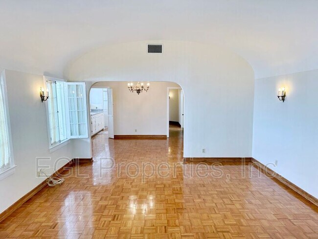 Foto del edificio - 814 N McCadden Pl