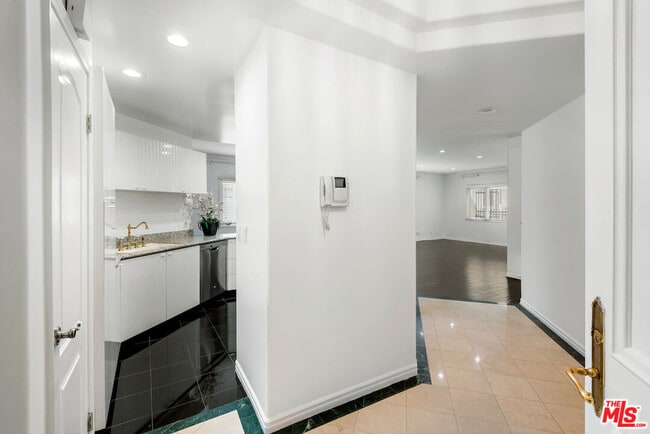 Building Photo - 435 Arnaz Dr