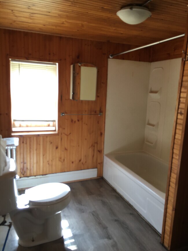 Baño - 205 E 3rd St