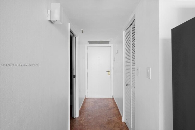 Foto del edificio - 555 NE 15th St