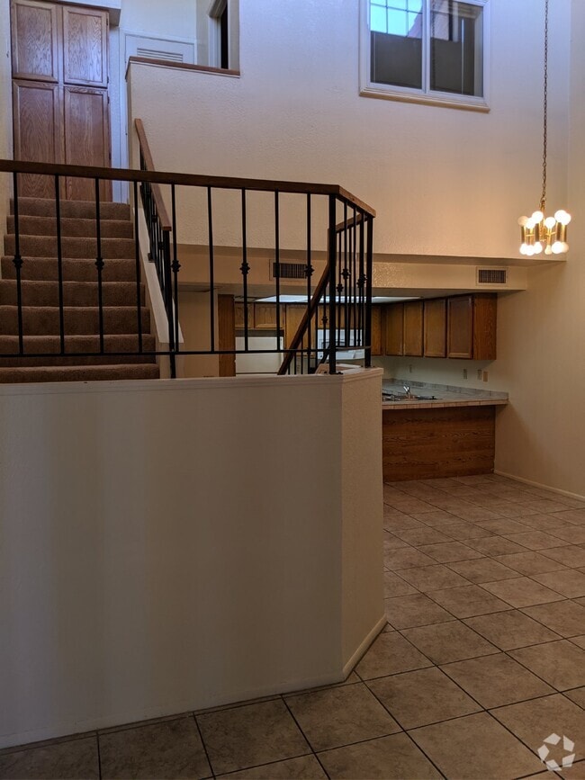 Building Photo - 609 E Mesquite Cir